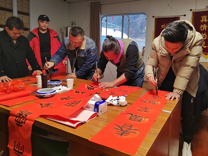 群賢畢至賀新春，揮毫潑墨送祝福